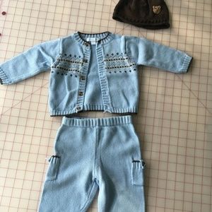 Knit two piece outfit and hat - Baby size 6-9 mo.